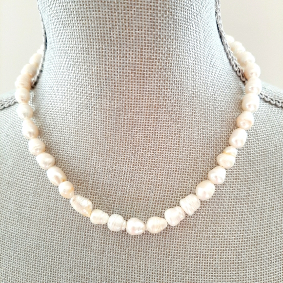 Jewelry - Stunning Genuine Pearl Necklace